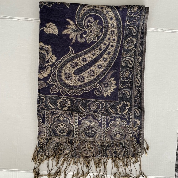 Elegant Reversible Paisley Pashmina Scarf with Fringe Tassels - Picture 2 of 7